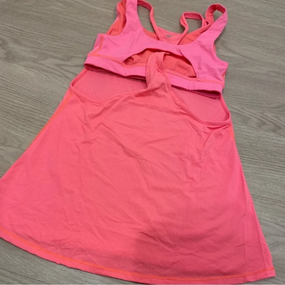 Lululemon workout tank with built-in bra, size 4 - Picture 3 of 4